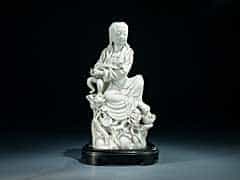 Chinesische Porzellanfigur einer auf Felssockel sitzenden Kuan-Yin mit Ju-Zepter