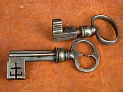 Zwei frühbarocke Eisenschlüssel