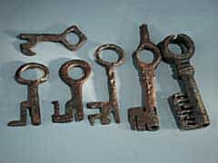 Konvolut von sechs romanischen Eisenschlüsseln