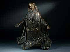  Bronzefigur einer sitzenden Frauengestalt