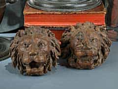 Paar geschnitzte Löwenköpfe