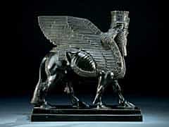 Bronzefigur eines assyrisch-babylonischen, geflügelten Stieres