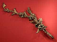 Wandapplike in Form eines geschnitzten und vergoldeten Rosenzweiges im Rokoko-Stil