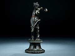  Bronzefigur einer Sandalen bindenden Venus