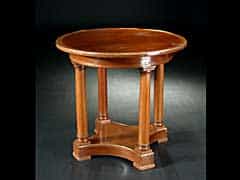 Runder Tisch im Empirestil