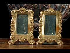Paar süddeutsche, vergoldete Spiegelrahmen mit Stellfüßen in Form von Löwentatzen (ehemals