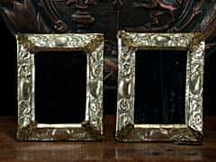 Paar kleine, barocke Spiegelrämchen mit getriebener Metallverkleidung
