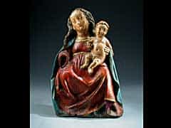 Schnitzfigur einer Madonna mit Kind im Stil um 1500