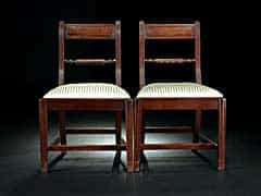  Paar englische Mahagoni-Stühle