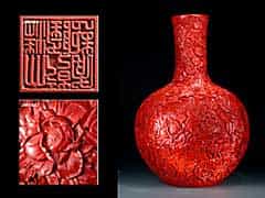 Eine außerordentlich seltene chinesische Porzellan-Vase, die auf den chinesischen Lackarbeiten der Ming Dynastie basiert. 