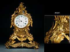 Französische feuervergoldete Kaminuhr im Stil Louis XV