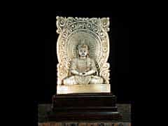 Schnitzrelief einer Buddhafigur