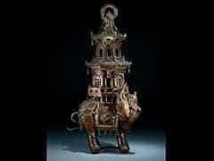 Chinesische Bronzefigur eines Elefanten mit Turmpagode