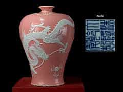 Chinesische Porzellan-Vase mit Drachenmotiv