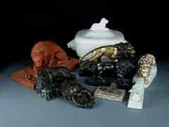 Sammlung von Löwenfiguren in Ton, Bronze und Porzellan