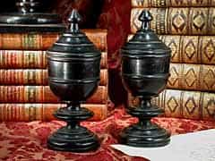 Paar gedrehte vasenförmige Holzdosen mit Deckel