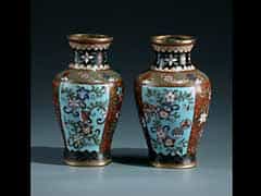 Paar kleine Cloisonné-Vasen