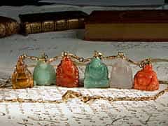 Goldkette mit buddhistischen Amulett-Anhängern