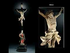 Holzkreuz mit Corpus Christi und trauernder Madonna