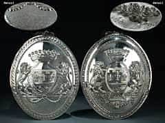 Paar in Silber getriebene Wappen-Plaketten zum Andenken an Graf Marcolini