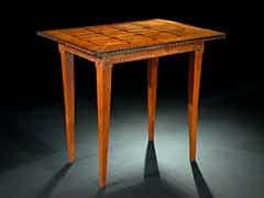 Klassizistischer kleiner Tisch in Kirschholz