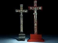Zwei Holz-Kruzifixe