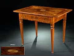 Louis XVI-Tisch in Nussbaum