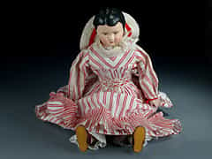 Puppe mit weißem, rot gestreiftem Kleid und gehäkeltem Hut. Kopf im bemaltem Pappmasché