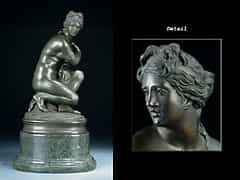 Bronzefigur einer knieenden Venus