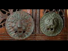 Zwei Löwenkopf-Kupferbeschläge (Auf einer Kirchentüre)