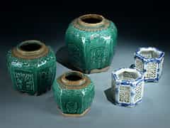 Konvolut von fünf südostasiatischen Vasen-Gefäßen