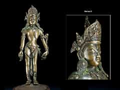 Tibetanische Bronzeguss-Figur einer aufrecht stehenden grünen Tara