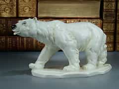 Porzellanfigur eines Eisbären in leichter Bemalung.