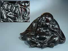 Buddhafigur mit erotischer Darstellung am Boden