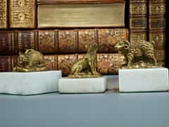 Drei Briefbeschwerer mit Bronzefiguren auf weissen Marmorsockeln