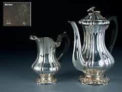 Silberne Teekanne mit Sahnegießer