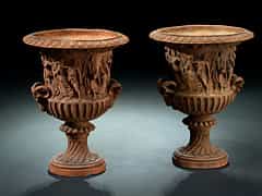 Paar Terrakotta-Vasen im römisch antikem Stil