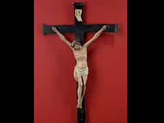 Holzkreuz mit geschnitztem Corpus Christi
