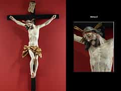 Großes Holzkreuz mit geschnitztem und gefasstem Corpus Christi