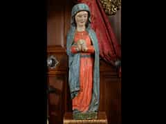 Schnitzfigur einer stehenden Maria
