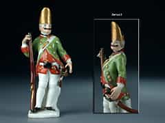 Meißener Porzellanfigur eines Grenadiers aus der Militärparade um 1750