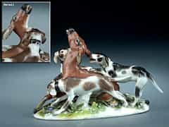 Kleine Meissener Figurengruppe von drei Jagdhunden, ein Reh anfallend
