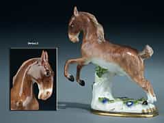 Meissener Porzellanfigur eines springenden Pferdes