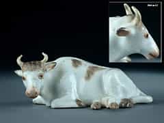 Meissener Porzellanfigur einer liegenden Kuh