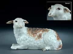 Porzellanfigur eines liegenden Schafes