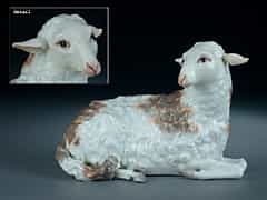 Meissener Porzellanfigur eines großen liegenden Schafes