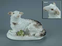Meissener Porzellanfigur eines liegenden kleinen Schafes