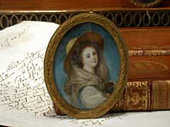 Portrait-Miniatur einer Dame mit Hut und Kopftuch.