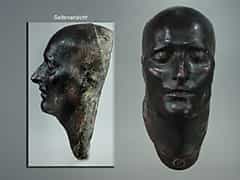 Totenmaske Napoleons aus Metall auf Holz