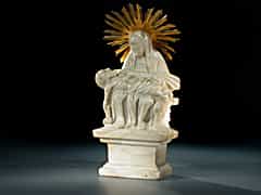Pieta aus weißem Speckstein